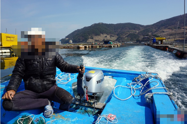 피해자 B씨가 일하고 있는 모습./통영해양경찰서/