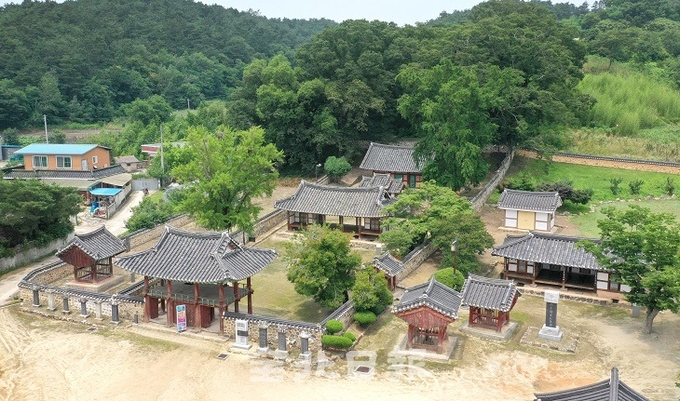 한국의 9개 서원이 유네스코 세계문화유산으로 등재된지 1년을 맞은 6일 정읍 무성서원의 소박하지만 자연의 섭리를 거스리지 않은 건축물과 누구나 공부 할 수 있는 보편적 교육기관의 모습이 그대로 남아 있다. 오세림 기자