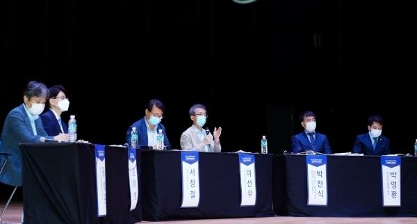 제주특별자치도와 제주도의회 제2공항 갈등 해소를 위한 특별위원회가 주최하고 한국갈등학회가 주관한 제2공항 쟁점해소 제2차 공개연속 토론회가 9일 설문대여성문화센터에서 열리고 있다.