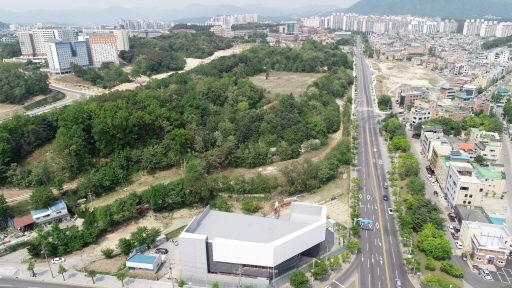 <br>
춘천지방법원·검찰청 이전 예정 대상지인 춘천시 석사동 구 경자대대 부지 일원.
