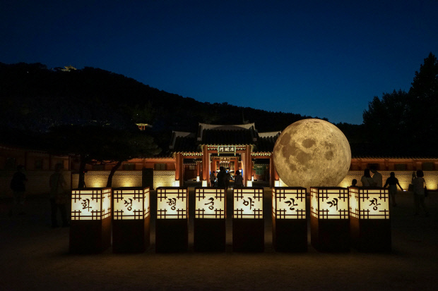 전국적인 명소로 자리잡은 수원 화성행궁 야간개장 모습.