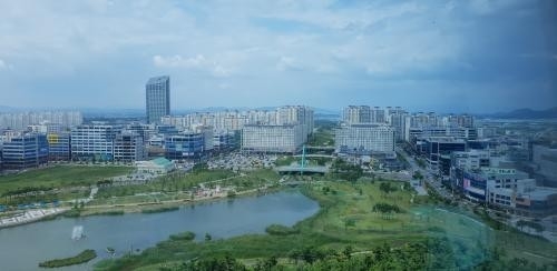 올해 상반기 재택근무 인원을 누적분으로 놓고 보면 혁신도시 직원 5명 중 2명(40.5%) 꼴로 집에서 일한 셈으로, ‘포스트 코로나’ 시대 공기업 근무환경의 지각변동이 예고된다. 나주 혁신도시 전경. <광주일보 자료사진>