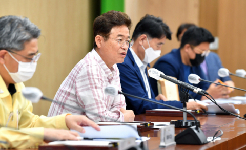 19일 경북도청에서 열린 통합신공항 관련 비상간부회의에서 이철우 경북도지사가 회의를 주재하고 있다. 경북도 제공