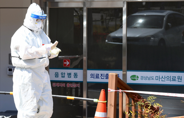 의료진이 검채 채취를 위해 마산의료원 음압병동 주차장에 설치된 야외 임시 검체 채취장으로 가고 있다./김승권 기자/