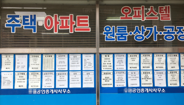 창원의 한 공인중개사사무소에 각종 전세 및 매매 알림판이 붙어 있다./성승건 기자/