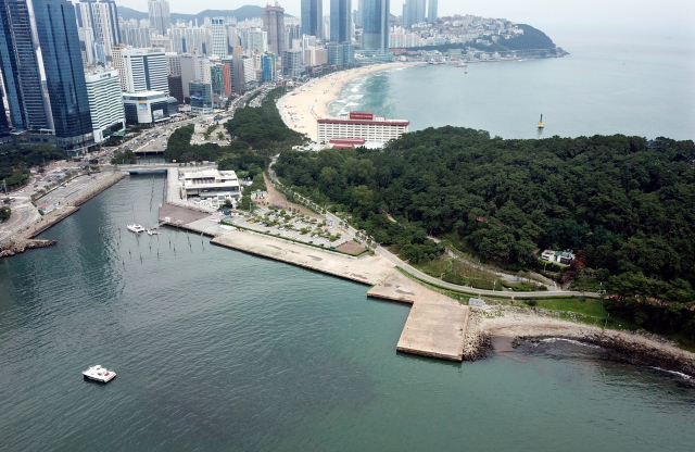 부산 해운대구 동백섬 운촌항을 마리나 항만 시설로 개발하는 사업이 본격 추진되지만 해안 매립과 환경훼손에 대한 논란이 일고 있다. 정종회 기자 jjh@