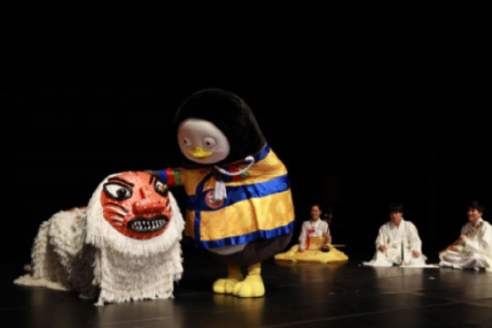 봉산탈춤의 사자와 펭수. 사진=문화재청 제공