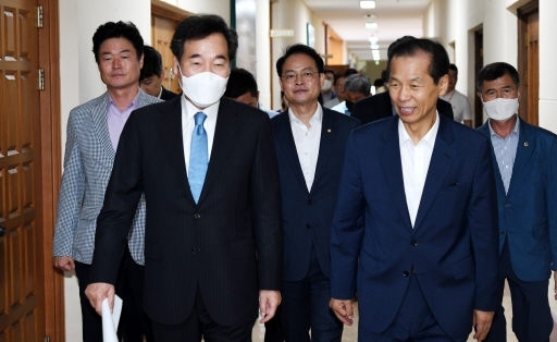 더불어민주당 대표 경선에 출마한 이낙연 의원이 12일 도청을 방문해 최문순 지사, 허영 국회의원, 한금석 도의원 등과 함께 기자간담회장으로 이동하고 있다. 박승선기자