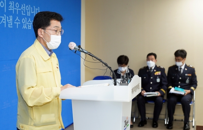 임태봉 제주도 보건복지여성국장이 23일 제주도청 브리핑룸에서 부실 불량급식 어린이집 대책을 설명하고 있다.