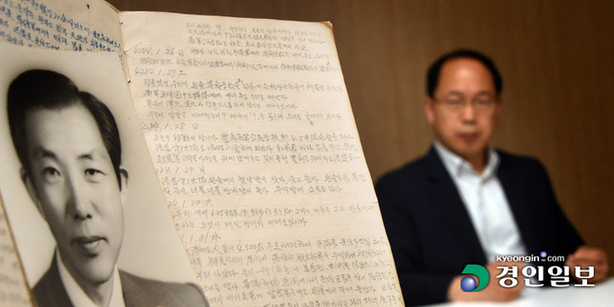 한국전쟁 당시 국민방위군으로 활동한 고 유정수씨의 아들 유창희씨가 아버지의 증언을 토대로 일기장 내용에 대해 이야기 하고 있다. 일기장 앞에 놓인 사진 속 인물은 전장속 일기를 작성한 고 유정수씨. /김금보기자 artomate@kyeongin.com
