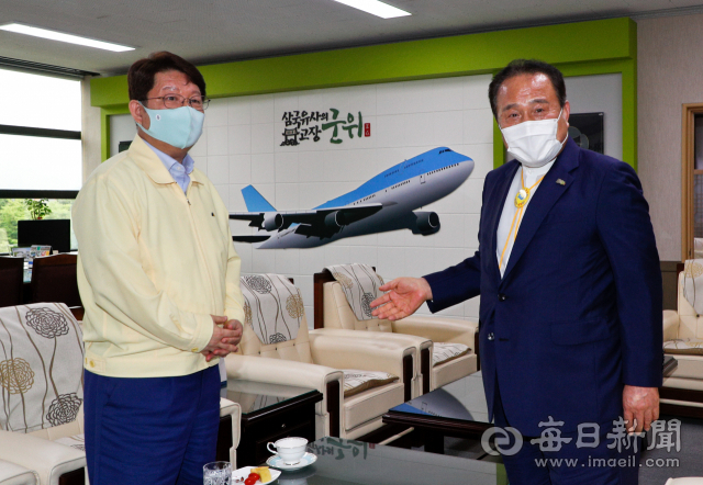 국방부장관과 군위군수의 통합신공항 면담이 성과 없이 끝난 29일 오후 경북 군위군청에서 권영진(왼쪽) 대구시장과 김영만 군위군수가 만나고 있다. 우태욱 기자 woo@imaei.com