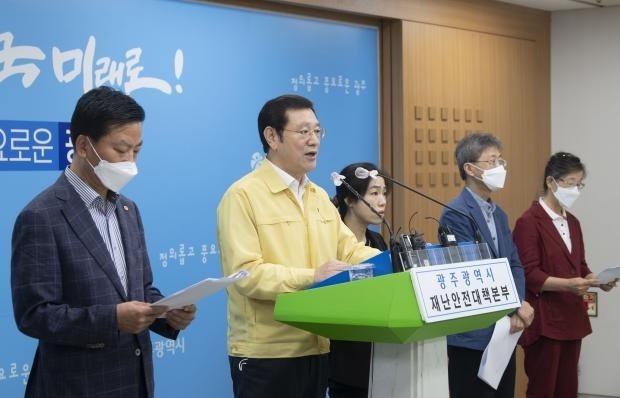 이용섭 광주시장이 29일 오전 광주시청 브리핑룸에서 코로나19 민관공동대책위원회 회의 결과, 이번 주말인 2일까지 사회적 거리두기 2단계를 유지한다고 발표하고 있다./최현배 기자choi@kwangju.co.kr