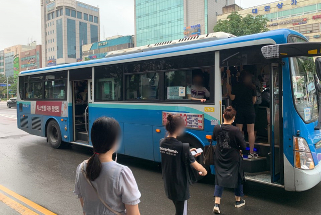 창원시내버스 파업 첫날인 30일 오전 8시께 은아아파트 앞 버스정류장(의창구 방면)에서 시민들이 승객들로 꽉 찬 103번 시내버스에 탑승하고 있다./도영진 기자/