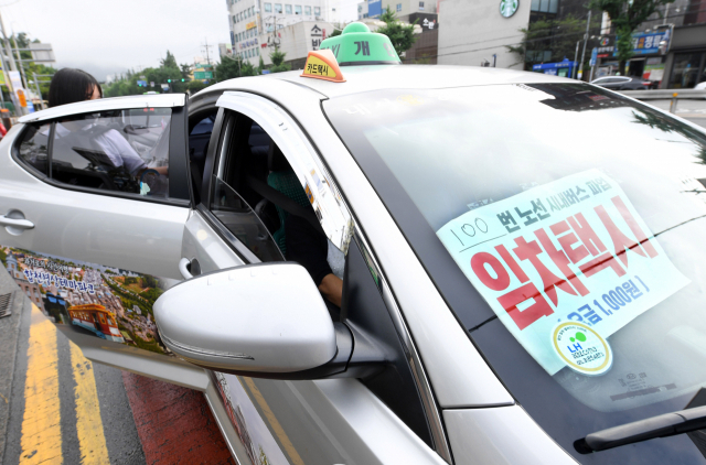 창원 시내버스 6개사 노조 파업 첫날인 30일 오전 창원시 의창구 창원역 버스정류장에서 한 시민이 임차택시를 타고 있다./김승권 기자/
