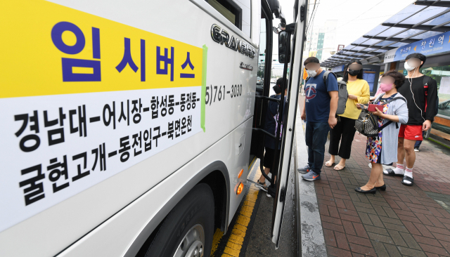 창원 시내버스 6개사 노조 파업 첫날인 30일 오전 창원시 의창구 창원역 버스정류장에서 시민들이 임시버스를 타고 있다./김승권 기자/