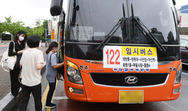 창원 시내버스 6개사 노조 파업 첫날인 30일 오전 창원시 의창구 창원역 버스정류장에서 시민들이 임시버스를 타고 있다./김승권 기자/