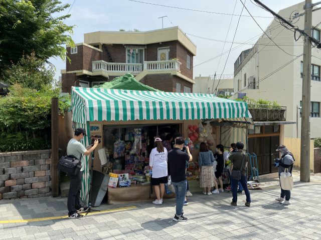 지난해 8월 부산 동구 타오르길 코스에 있는 문구점에서 불량식품을 사먹는 모습. 허발 씨 제공
