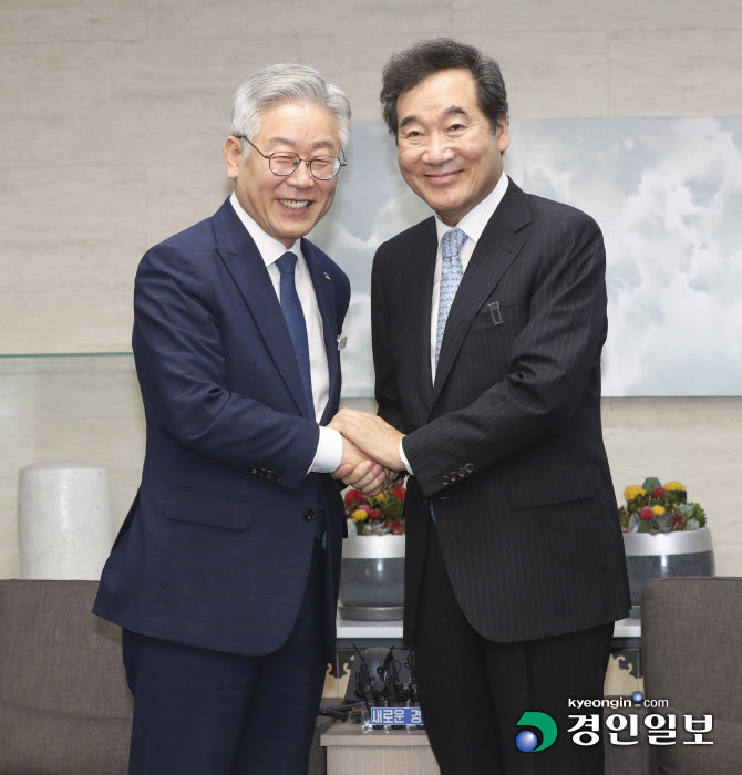 이낙연 더불어민주당 의원(오른쪽)과 이재명 경기도지사가 30일 오전 경기도청 접견실에서 만나 인사하고 있다.