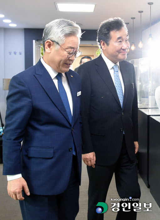 이낙연 더불어민주당 당 대표 후보와 이재명 경기지사가 30일 오전 경기도청에서 만나 간담회장으로 향하고 있다. /김금보기자 artomate@kyeongin.com