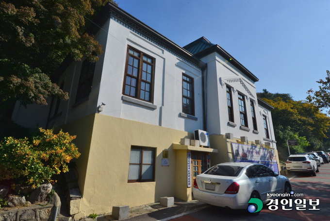 1900년대 외국인들의 사교장이었던 제물포구락부가 복합문화공간으로 새 단장해 8월 한 달 간 목요일과 금요일에 야간 개장을 할 전망이다. 사진은 인천시 중구 자유공원 인근에 위치한 제물포 구락부. /조재현기자 jhc@kyeongin.com
