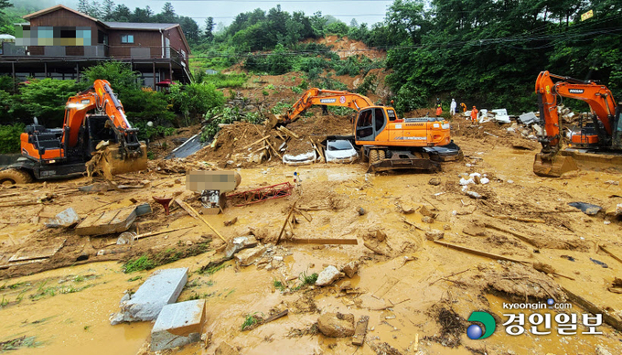 3일 오전 폭우로 산사태가 발생한 가평군 산유리의 펜션 매몰현장에서 소방대원들이 중장비를 동원해 구조작업을 하고 있다. 이 사고로 일가족 3명이 숨지는 참사가 발생했다. /김금보기자 artomate@kyeomngin.com