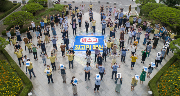 광주지역 사회적 거리두기가 1단계로 완화된 3일, 광주 북구청 광장에서 공직자들이 마스크 쓰기 캠페인을 펼치고 있다. /김진수 기자 jeans@kwangju.co.kr