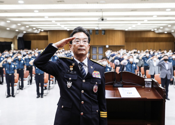 제36대 경기남부지방경찰청장으로 취임한 최해영 치안정감이 남부경찰청에서 국민의례를 하고 있다./경기남부지방경찰청 제공