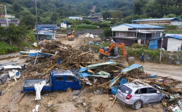 11일 오전 담양군 무정면 봉안리 마을에서 마을주민과 군장병들이 중장비를 동원해 복구작업을 하고 있다. 이 마을은 지난 7일과 8일 집중호우로 산사태가 발생, 주택과 차량이 매몰되고 인명피해가 발생했다. /최현배 기자choi@kwangju.co.kr
