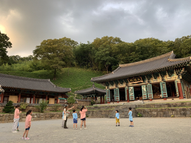 지난해 광주 증심사 템플스테이에 참가한 시민들이 한가롭게 경내를 거닐며 여유를 즐기고 있다. <증심사 제공>