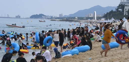 광복절 연휴를 맞은 16일 강릉 경포해수욕장에 전국에서 몰려온 피서객들이 백사장을 가득 메우고 있다. 이날 강릉의 낮 최고기온이 35도까지 오르며 폭염경보가 발령됐다. 강릉=권태명기자 kwon80@kwnews.co.kr