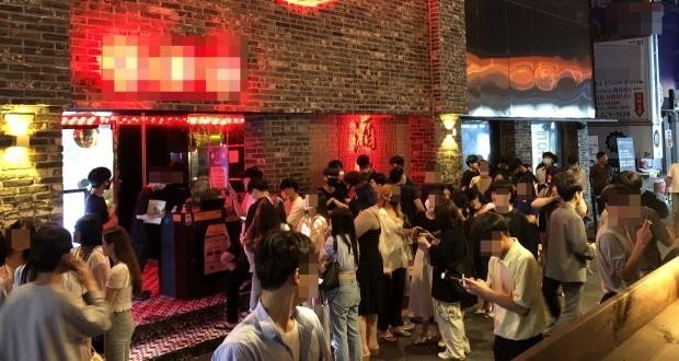 17일 새벽 1시께 광주시 동구 구시청 일대 한 헌팅포차 앞에는 입장을 기다리는 젊은이들이 다닥다닥 붙은 채 길게 줄을 서 있다. /정병호 기자 jusbh@kwangju.co.kr