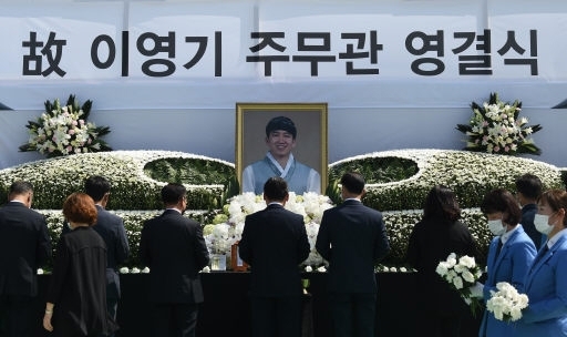 춘천 의암호 선박 전복사고로 순직한 고(故) 이영기 주무관의 영결식이 18일 춘천시청 앞 광장에서 열린 가운데 참석자들이 헌화하고 있다. 신세희기자