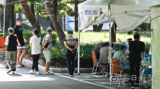 19일 오전 대구 달서구보건소 선별진료소에서 시민들이 코로나19 검사를 기다리고 있다. 대구시는 수도권 종교시설이나 집회에 참석한 시민들에 대한 신속한 검사 이행을 당부하고 있다. 우태욱 기자 woo@imaeil.com