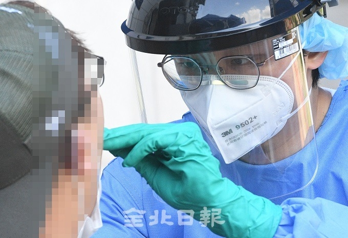 코로나19 확산이 지속되면서 지역내 3차 감염까지 발생하고 있는 가운데 24일 전주 화산체육관 선별진료소에서 검사를 위해 시료를 채취하고 있다. 오세림 기자