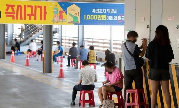 24일 오전 광주시 북구보건소 선별진료소에서 시민들이 코로나19 검사를 받기 위해 대기하고 있다./최현배 기자choi@kwangju.co.kr