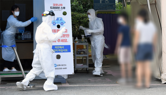 김해시 보건소 코로나 19 선별진료소에서 의료진이 검체 채취 준비를 하고 있다.(기사와 무관한 사진입니다) /김승권 기자/
