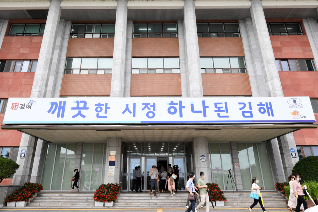 코로나19 확진자가 김해시청을 다녀간 사실이 확인된 26일 오후 김해시청 직원들이 잠정 폐쇄된 청사를 빠져나오고 있다./성승건 기자/