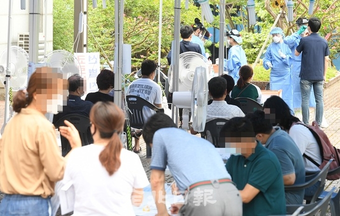 확진자 동선에 있던 시민들이 코로나19 검사를 위해 전주화산체육관 선별진료소를 찾아 검사를 기다리고 있다. 전북일보 자료사진