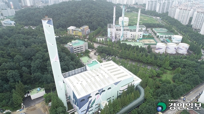 내구연한 기한 된 도내 곳곳 소각장 둘러싸고 갈등 심화, 사진은 수원자원회수시설 /경인일보DB