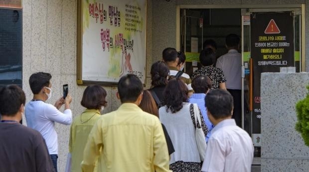 광주시가 대면 예배를 전면 금지하는 등 코로나 19 사회적 거리두기 3단계에 준하는 행정명령을 다음 달 10일까지 내린 가운데 휴일인 30일 오전 광주 서구 쌍촌동의 한 교회 앞에서 행정 지도에 나선 광주시 소속 합동 단속반이 교인들의 출입을 막고 있다. 하지만 교인들이 이를 무시하고 들어가고 있다. /김진수 기자 jeans@kwangju.co.kr