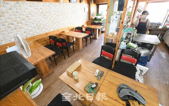 코로나19 비상상황이 장기화 되면서 도내 소상공인들의 생계가 크게 위협 받고 있는 가운데 31일 전주의 한 식당이 손님 한 명 없이 텅 비어 있다. 오세림 기자
