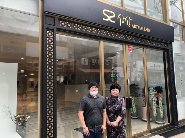 1일 마산 창동 상상갤러리 앞에서 김동숙 대표와 강대중 디렉터가 포즈를 취하고 있다.