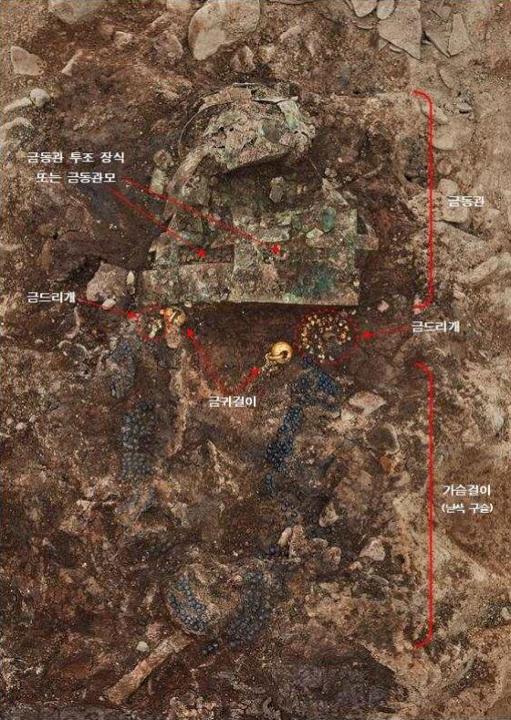 경주 황남동 120-2호분 금동관, 금드리개, 금귀걸이, 가슴걸이 노출 모습. 문화재청 제공