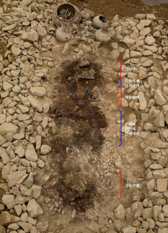 경주 황남동 120-2호분 매장주체부 유물 노출 상태. 문화재청 제공