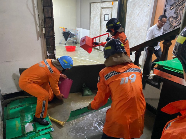 3일 태풍 마이삭의 영향으로 침수된 창원시 성산구 중앙동의 한 상가에서 소방대원들이 물을 퍼내고 있다. /창원소방본부/