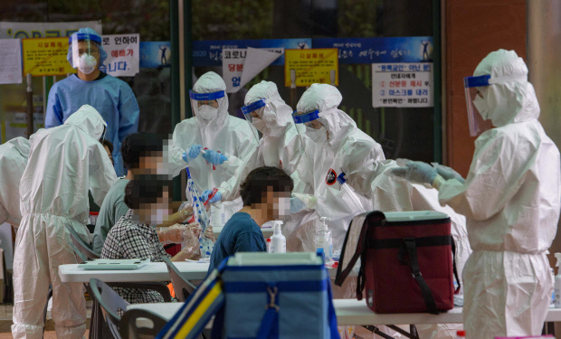 코로나19에 집단 감염된 광주 북구 각화동 성림침례교회 교인 463명이 자가격리 해제를 앞둔 6일 광주 북구보건소 앞 광장에 설치된 이동식 선별진료소를 찾아 검사를 받고 있다. /김진수 기자 jeans@kwangju.co.kr