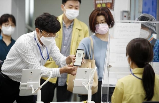 7일 광주 북구 운암3동 행정복지센터에서 북구청 주민자치과 직원들과 복지센터직원들이 오는 9일부터 신종 코로나바이러스 감염증(코로나19) 확산 방지와 개인정보 보안 강화를 위해 관내 각 동행정복지센터 출입 시 인증해야 하는 전자출입명부(QR코드)를 설치하는 등 시연해보고 있다. /최현배 기자choi@kwangju.co.kr