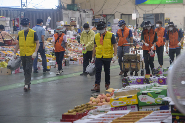 일 오전 광주시 북구 각화동 농산물도매시장에서 광주북구보건소 방역반과 문화동 행정복지센터 생활방역원들이 코로나19 확산 예방을 위해 방역·소독을 하고 있다. /김진수 기자 jeans@kwangju.co.kr
