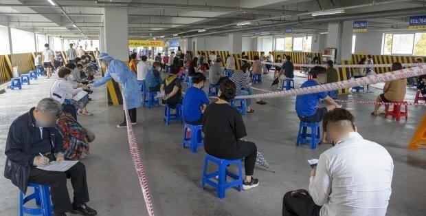 9일 오전 광주 북구 선별진료소에서 북구의 한 재래시장 상인과 가족 등을 대상으로 코로나19 진단 검사가 이뤄지고 있다. /김진수 기자 jeans@kwangju.co.kr