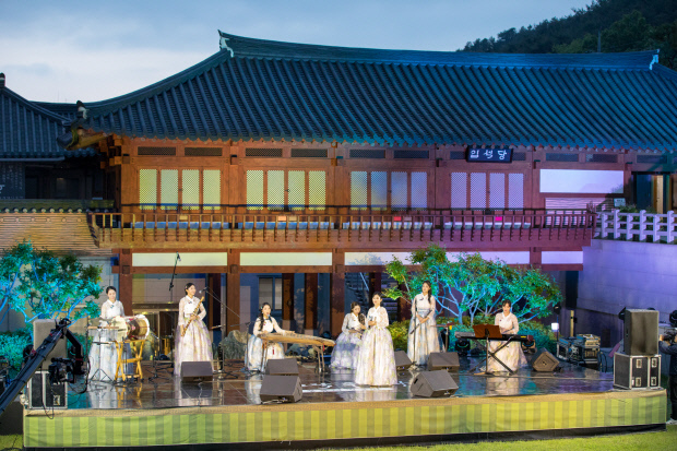 지난 5월 무관중으로 진행된 ‘풍류달빛공연’ 모습.